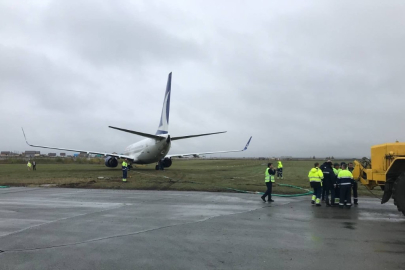 Anadolujet uçağı toprak zemine saplandı