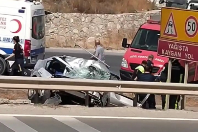 Bursa’da bariyerlere giren araç kullanılamaz hale geldi : 2 yaralı