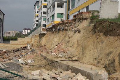 Facianın eşiğinden döndüler...4 blok 8 katlı sitenin istinat duvarı böyle çöktü