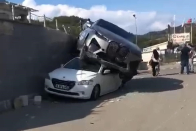 Bursa’da kontrolden çıkan cip, park halindeki aracın üzerine düştü