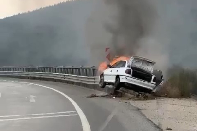 Bariyerlere giren otomobil alev alev yandı
