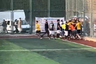 Halı sahadaki kavga kamerada