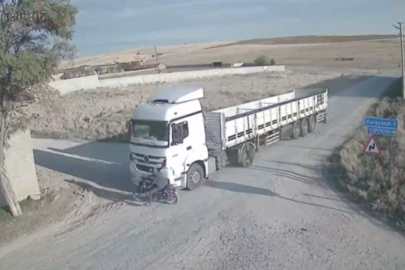 Tırın motosiklete çarpıp sürüklediği anlar güvenlik kamerasında