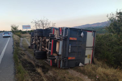 Devrilen kamyon şarampole yuvarlanmaktan son anda kurtuldu