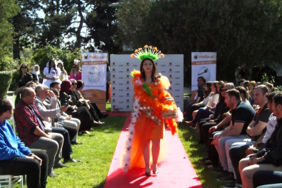 Yumurta gününe özel yumurta kabuklarından defile...