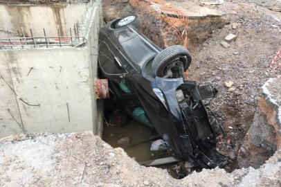 Kaza yapmamak için direksiyonu kırdı, çukura düştü