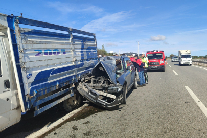 Lüks araç emniyet şeridindeki kamyonete çarptı: 2 yaralı