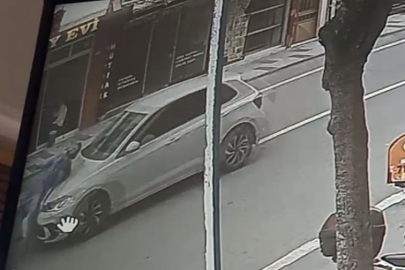 Yolun karşısına geçen yaşlı kadına çarptı