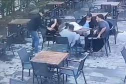 Film gibi silahlı saldırı kamerada! Tetikçi hedefi karıştırınca yanlış adamı vurdu