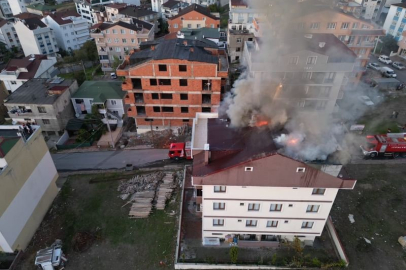 Çatı yangını mahalleliyi sokağa döktü