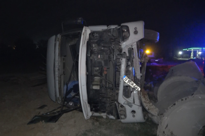 Kontrolden çıkan tır tarlaya uçtu, sürücü tırı bırakıp kaçtı