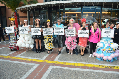 Meme kanserine dikkat çekmek için 'kanserojen' kostümlü defile