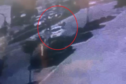 Yolun karşısına geçen bisikletliye otomobil böyle çarptı