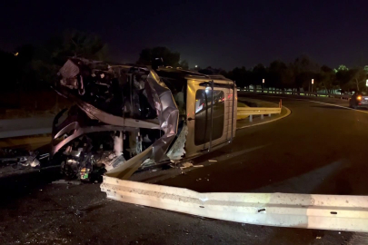 Büyükçekmece E-5’te araç bariyerlere ok gibi saplandı: 1 yaralı