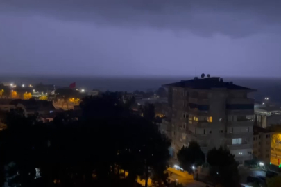 Bursa güne yağmur ve şimşeklerle uyandı