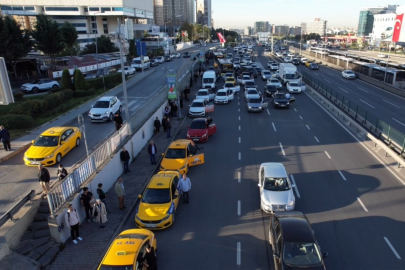 İstanbul'da Ata'ya saygı duruşu