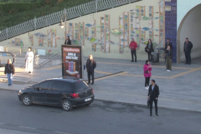 İstanbul’da saat 9'u 5 geçe vatandaşlar Ata’ya saygı duruşunda bulundu