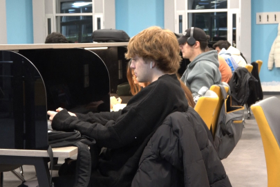 Sınavlarına hazırlanan öğrenciler kütüphanede sabahladı