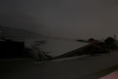 Cam fabrikasının çatısı yerle bir oldu