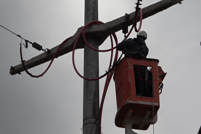 UEDAŞ ekipleri, lodosun sebep olduğu elektrik kesintileri için aralıksız çalışıyor
