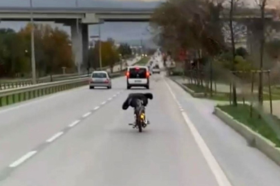 Motosikleti yatarak sürüp tehlike saçtı