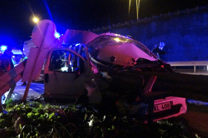 Hafif ticari araç bariyere ok gibi saplandı: 1'i ağır 3 yaralı