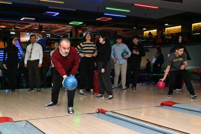 Bursa’da liseliler bowlingle stres atıyor