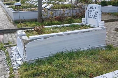 Esenyurt’ta babasının mezarını yaptıran kardeşlerine kızıp, mezar taşlarını kırdı