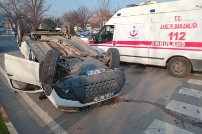 Döner kavşakta çarpışan 2 araçtan biri takla attı: 2 yaralı