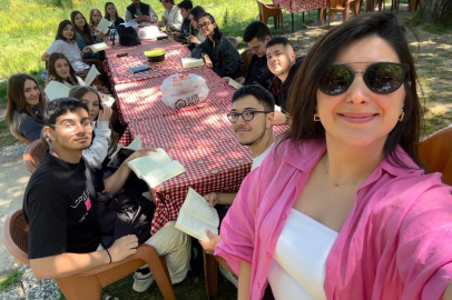 Göl kenarında kitap okudular