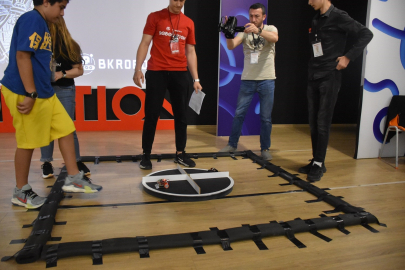 Gençler, bayramlarını robotlarını yarıştırarak kutladı