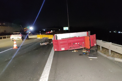 Tır 3 metre yükseklikten karşı şeride uçtu, dorsenin parçaları yola savruldu