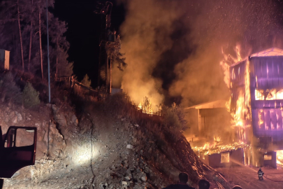 Krom maden tesisi alev alev yandı, 18 araç müdahale etti