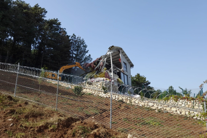 Bursa'da kaçak villa yıkıldı