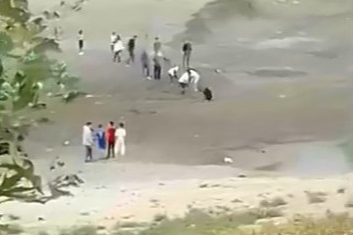 Bataklığa saplanan çocukları vatandaşlar kurtardı