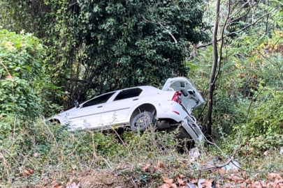 El frenini çekmeyi unuttuğu otomobil uçurumdan uçtu