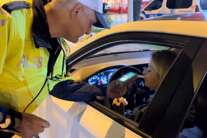 Uygulama noktasında polis memurunun alkollü sürücü ile imtihanı kamerada