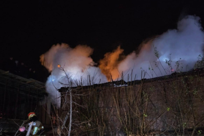 Bursa’da 2 katlı bina alevlere teslim oldu