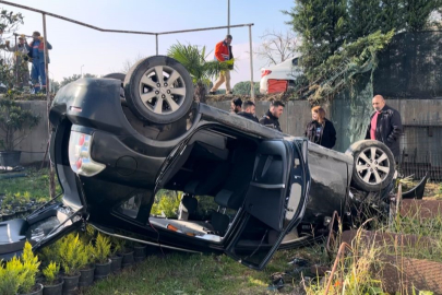 Bursa'da kontrolden çıkan araç çiçek bahçesine uçtu : 2 yaralı