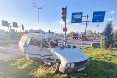 Bursa'da kırmızı ışık ihlali 1 kişinin öldüğü kaza anı kamerada