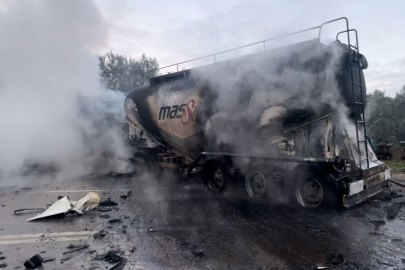 Otomobile çarpışan tanker böyle patladı