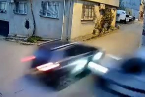 Ara sokakta hız kesmeden ilerleyen otomobiller çarpıştı