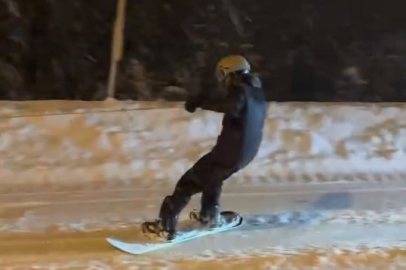 Uludağ'dan şehre snowboard ile indi
