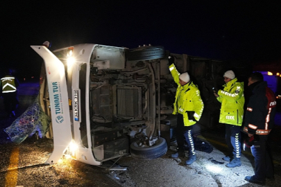 Vatandaşları taşıyan midibüs devrildi: 1 ölü, 23 yaralı