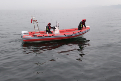 Balık tutarken denize düşen adamı dalgıçlar arıyor