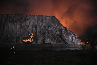 Bursa'da gıda deposundaki yangın kontrol altına alındı