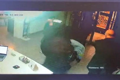 Çocuklarının yanında diş hekimini bıçakladı, çocuklarını bırakıp kaçtı