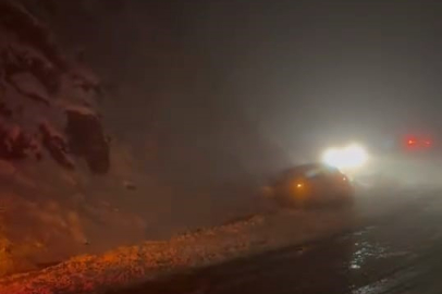 Karlı yolda sürücüler mahsur kaldı