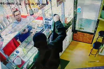 Oyuncak silahla soyguna kalkıştı, kaptırdığı silahla dayak yedi