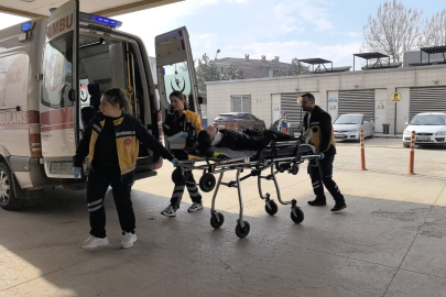 Motosiklet ile otomobil kafa kafaya çarpıştı